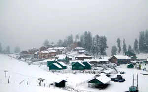 <p>Moderate to heavy snowfall occurred in Kashmir</p>