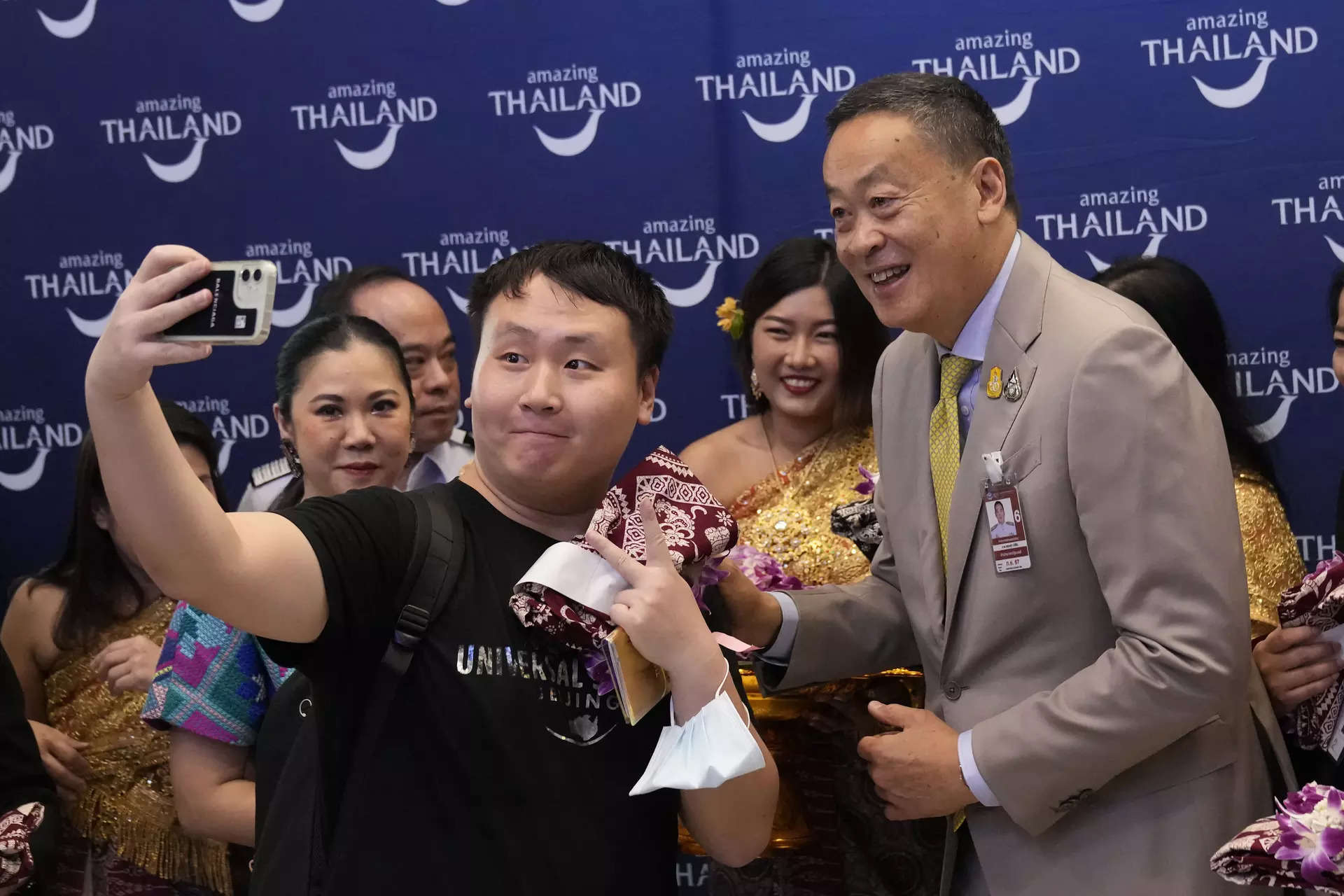 <p>FILE - Chinese tourists takes selfies with Thailand's Prime Minister Srettha Thavisin, right, on their arrivals at Suvarnabhumi International Airport in Samut Prakarn province, Thailand, Monday, Sept. 25, 2023. </p>