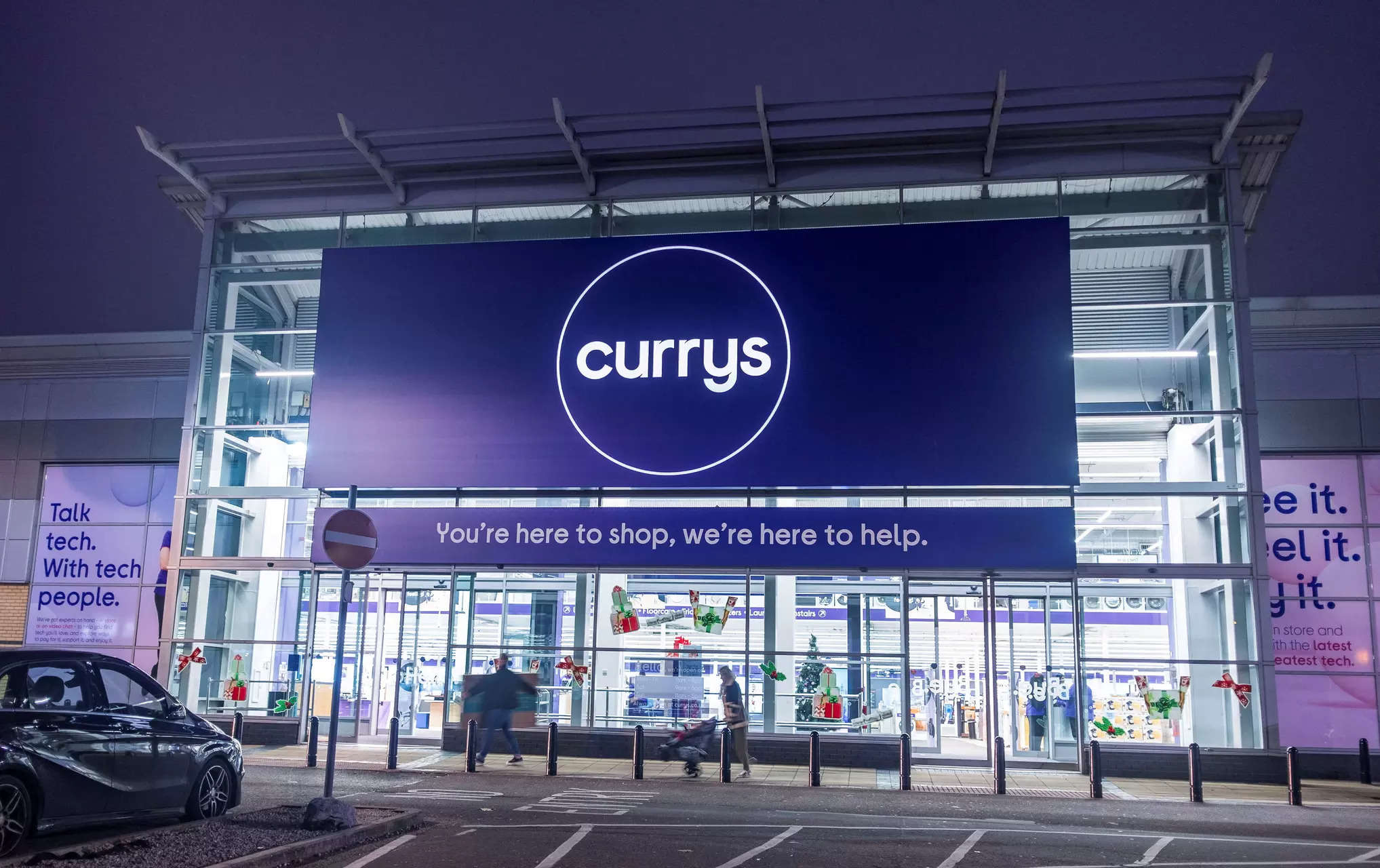 <p>FILE PHOTO: An exterior view of a Currys store in London, Britain, November 19, 2021. Picture taken November 19, 2021. REUTERS/May James</p>