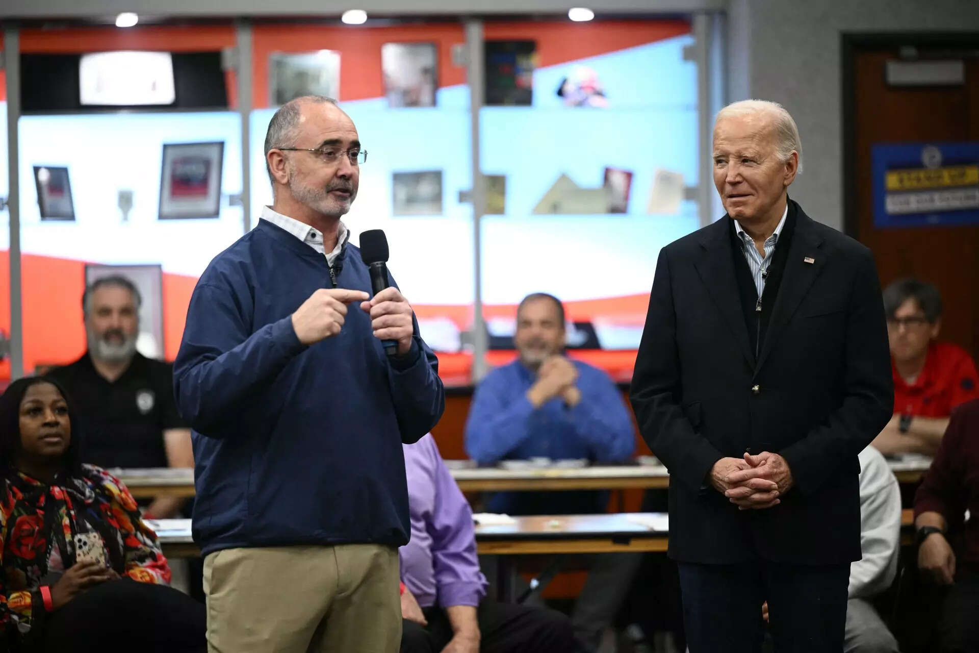 <p>US President Joe Biden and UAW president Shawn Fain.</p>