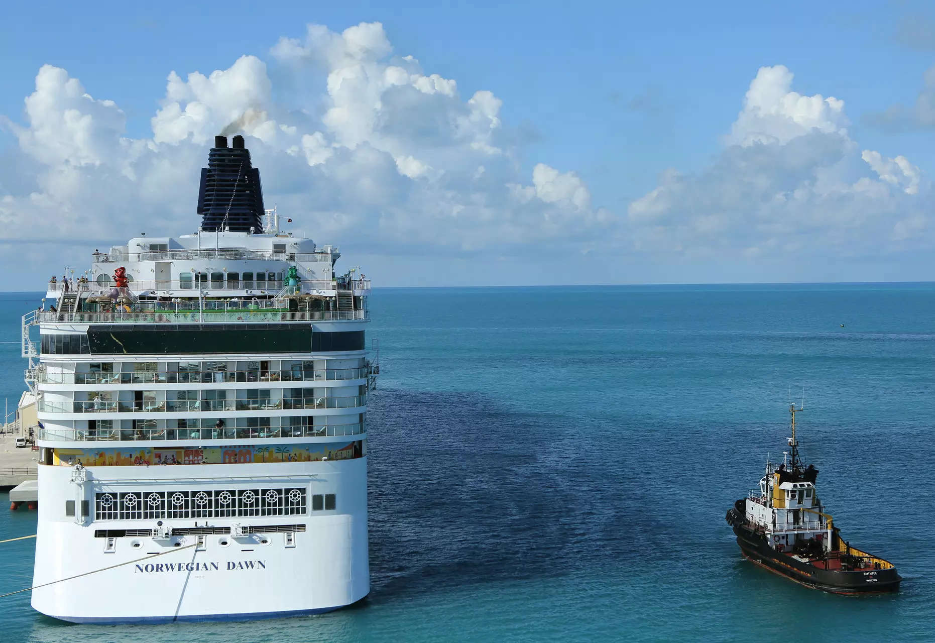 <p>FILE PHOTO: The cruise ship of the Norwegian Cruise Line 'Norwegian Dawn" (L) departs the Royal Naval Dockyard July 16, 2013 near the port of Hamilton, Bermuda.  REUTERS/Gary Cameron/File Photo</p>
