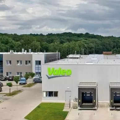 <p>Valeo now anticipates net 2025 sales in a range of 24.5 billion to 25.5 billion euros (USD 26.49 bn-USD 27.57 bn), down from a previous estimate of approximately 27.5 billion euros.</p>