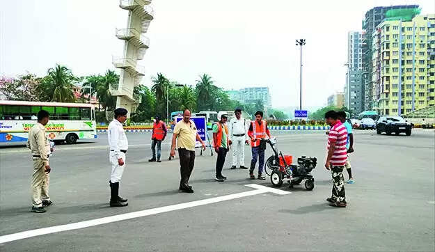 <p>Cops have now planned a drive to teach bikers how to identify and avoid blind spots of the drivers of large vehicles. The police are also asking two-wheeler riders not to overtake vehicles recklessly.</p>