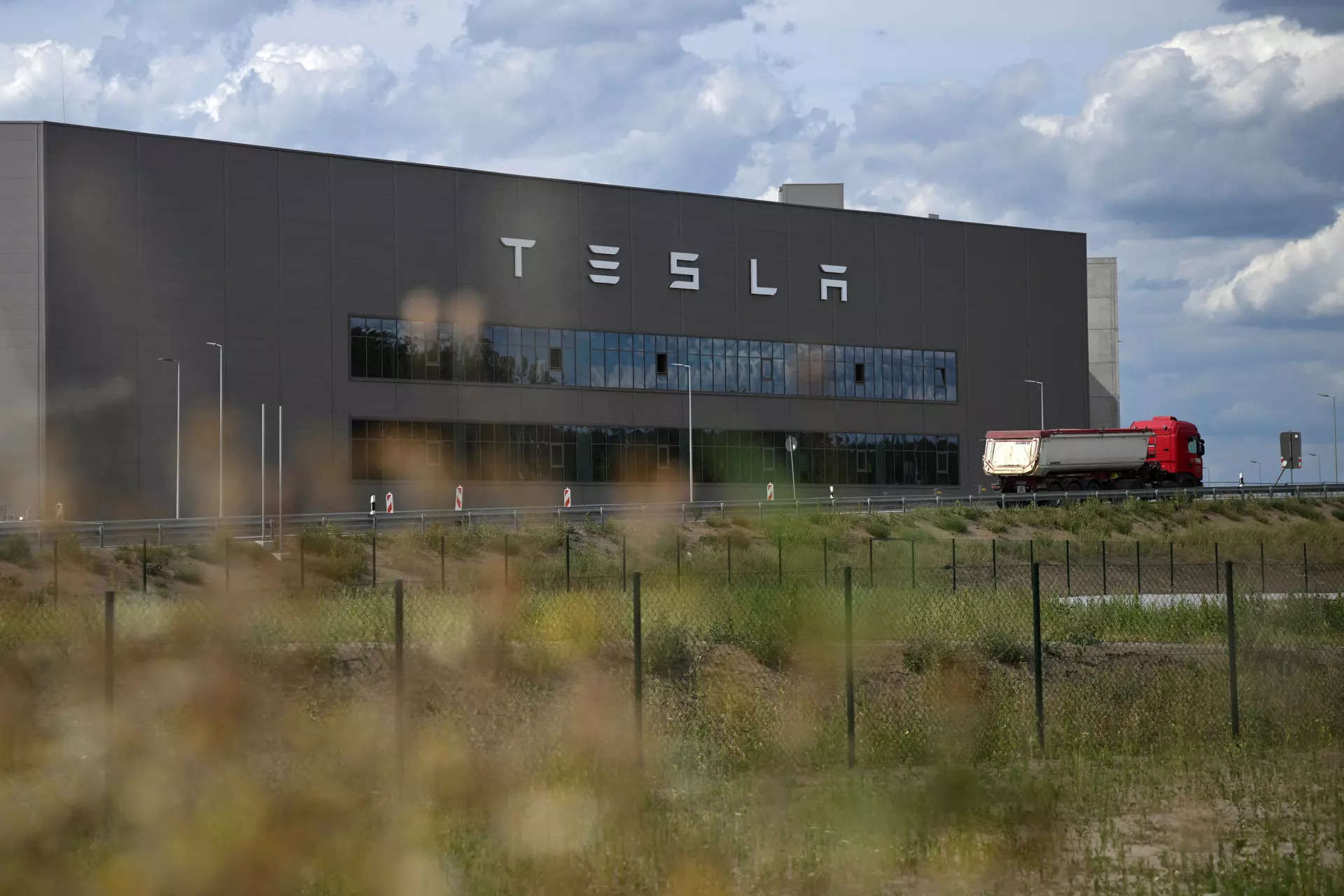 <p>An outfit going by the same name claimed an arson attack on the power supply of the Tesla plant in 2021, according to a report from domestic intelligence services that same year.</p>