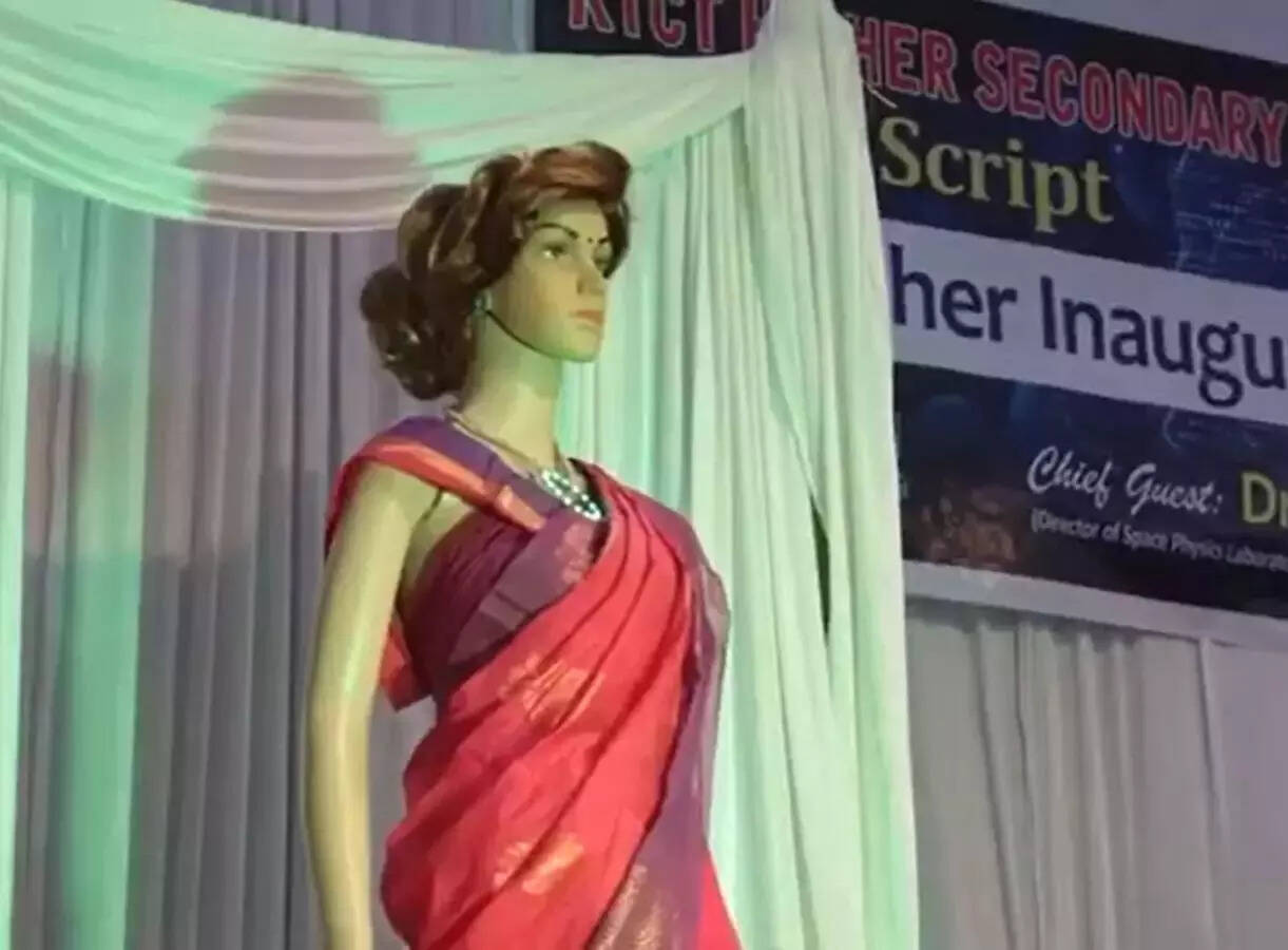 <p>A necklace on the humanoid changed colour from green to orange, and it shook its head before giving out the answer with informative details as other children curiously listened. This silk saree-draped humanoid is 'Iris', the first AI teacher unveiled in Kerala.</p>