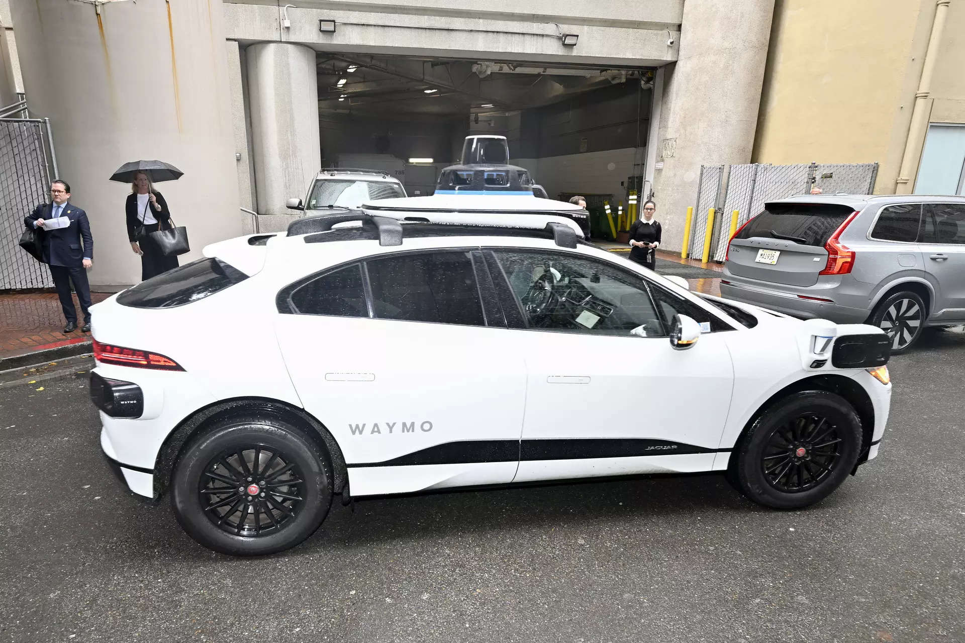 <p>For now, Waymo's free rides in Los Angeles will cover a 63-square-mile (101-square-kilometer) area spanning from Santa Monica to downtown.</p>