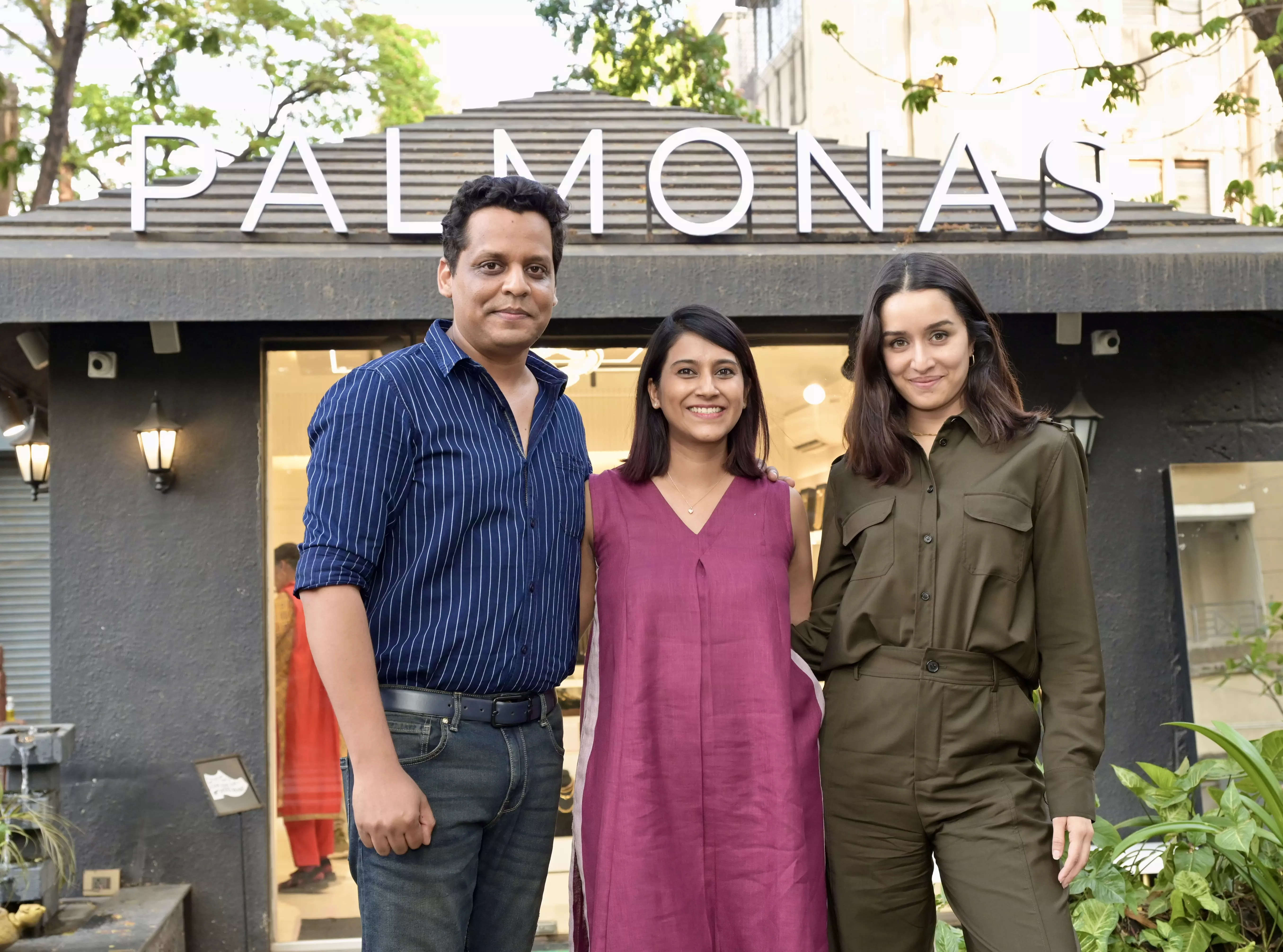 <p>(L-R) Dr Amol Patwari, Pallavi Mohadikar &amp; actress Shraddha Kapoor, co-founders, Palmonas</p>