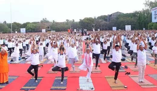 <p>Thousands of participants gathered for the gala event actively engaging in the practice of the common Yoga protocol (CYP).</p>