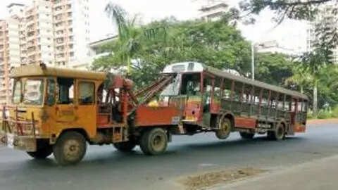 <p>Currently, 3,500-odd private buses operate in Kolkata, a significant drop from the 6,000 that were in service before the 2020 Covid pandemic.</p>