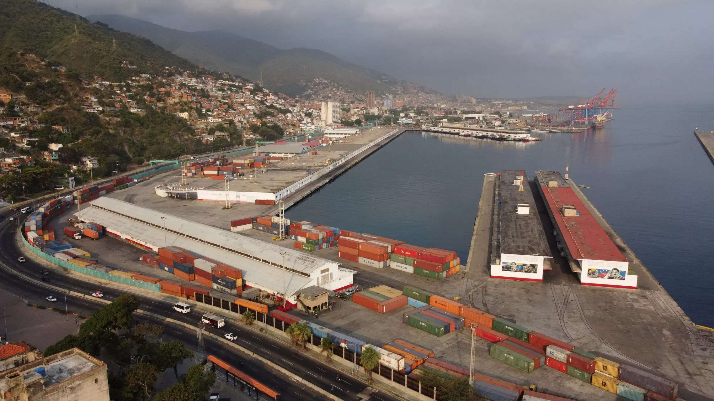 <p>Venezuela exported 600,000 barrels per day (bpd) in the first quarter, of which 165,000 bpd were destined for the United States, ANZ Research said, adding that as volumes are moderate, the impact is likely to be 'small'.</p>