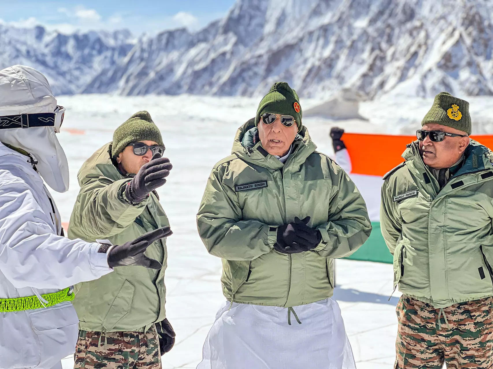<p>Defence minister Rajnath Singh along with the Chief of Army Staff Manoj Pande visits Siachen on Monday.</p>