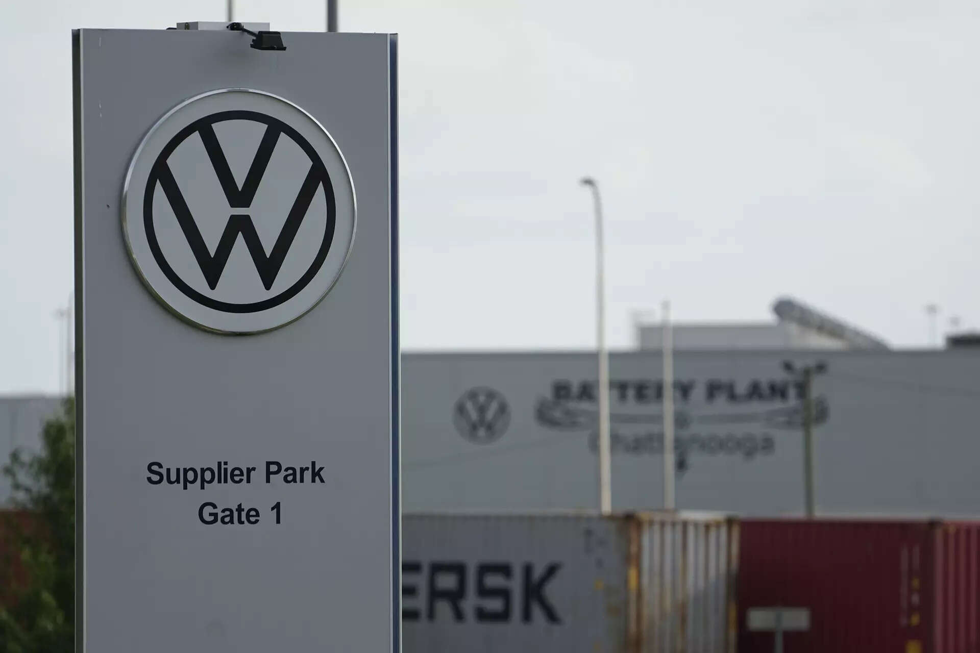 <p>The German automaker is talking to potential advisers about the stake sale to institutional investors via an accelerated bookbuilding deal as soon as the next few weeks, the report added.</p>