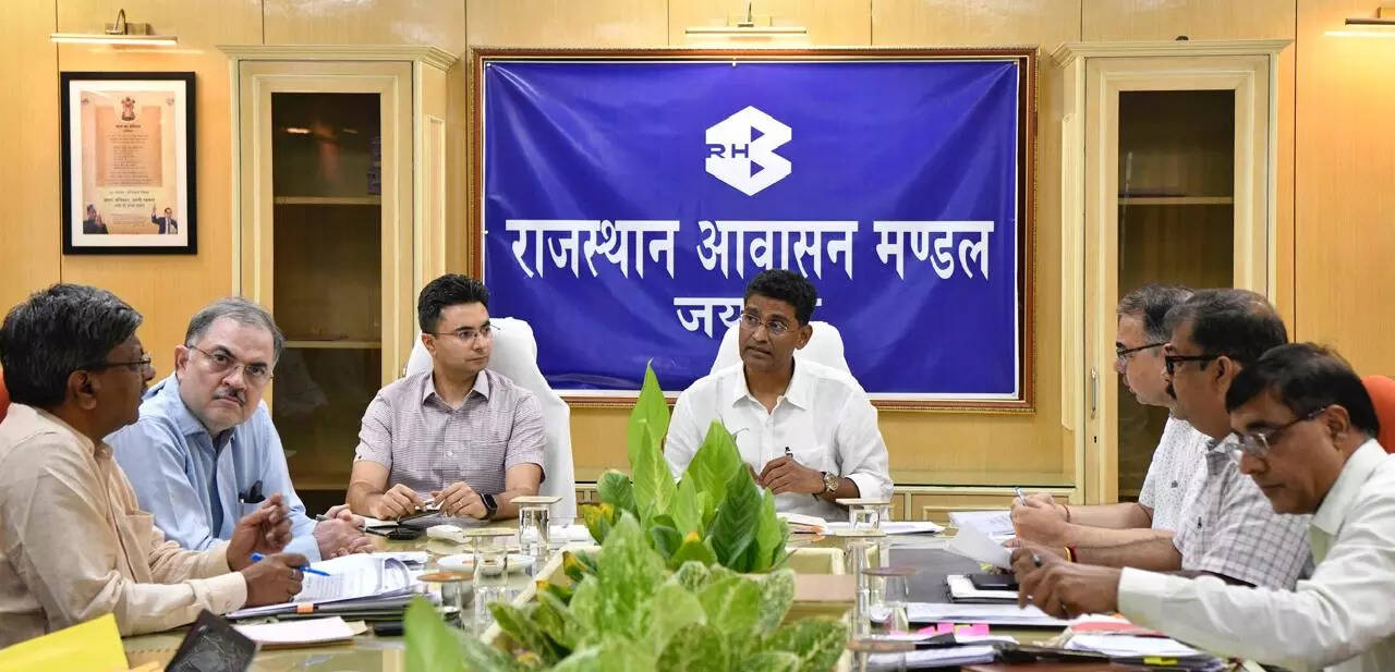 <p>Rajasthan Housing Board Chairman T. Ravikanth conducts a review meeting with departmental officers in the boardroom. </p>