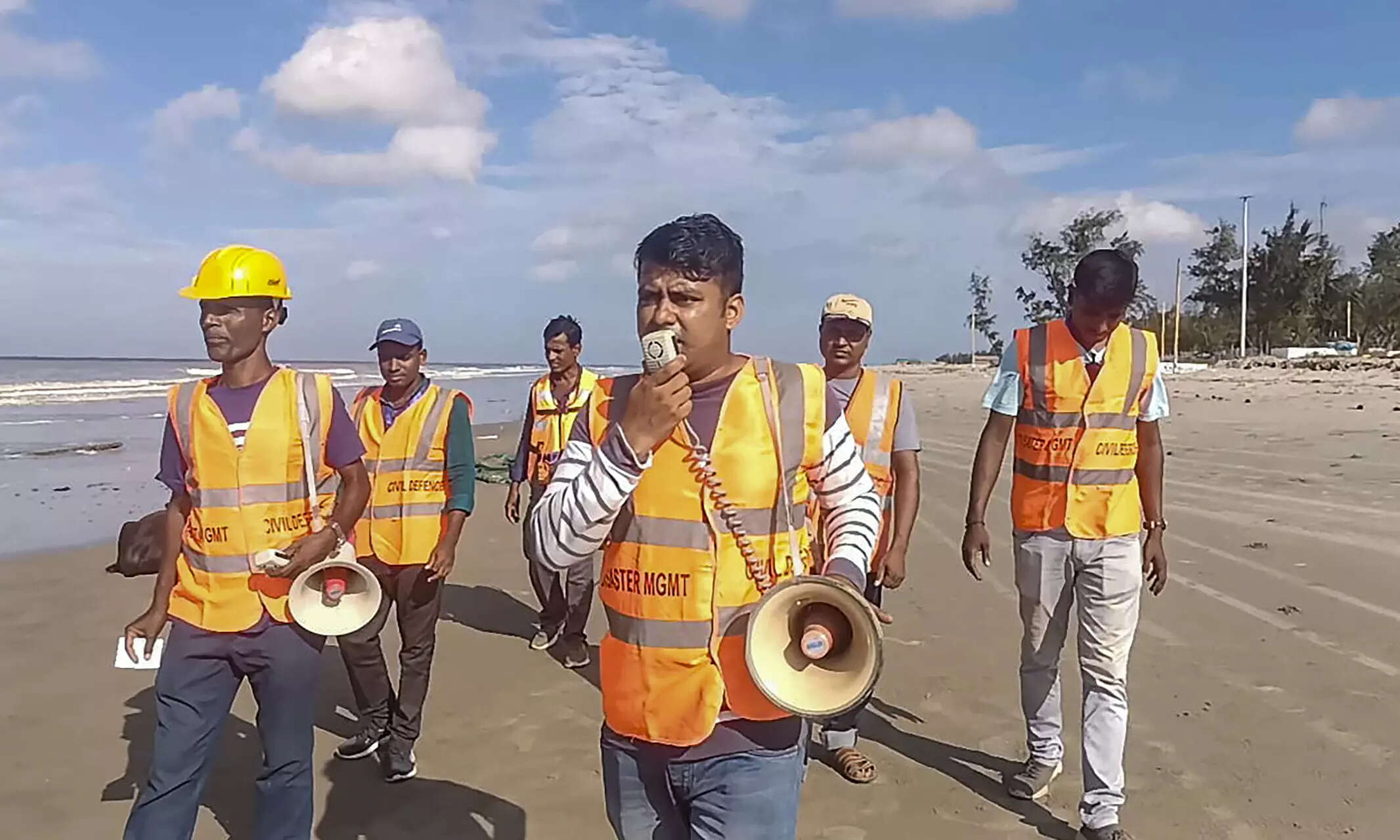 <p>Personnel from West Bengal Disaster Management conduct announcements on the beach as part of precautionary measures ahead of the landfall of cyclone 'Remal', in South 24 Parganas district. (PTI Photo)</p>