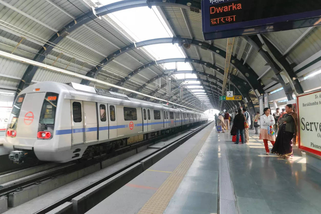 Delhi Metro Fire: Minor fire breaks out in metro train at Rajiv Chowk  station, ET Auto