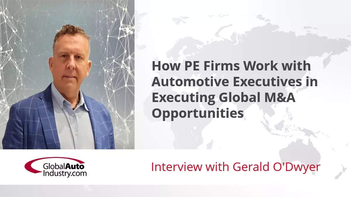 <p>Ron Hesse speaks with Gerald O’Dwyer</p>