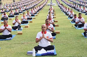 <p>Defence Minister Rajnath Singh lead the Armed Forces in celebrating the 10th International Day of Yoga on Friday.</p>