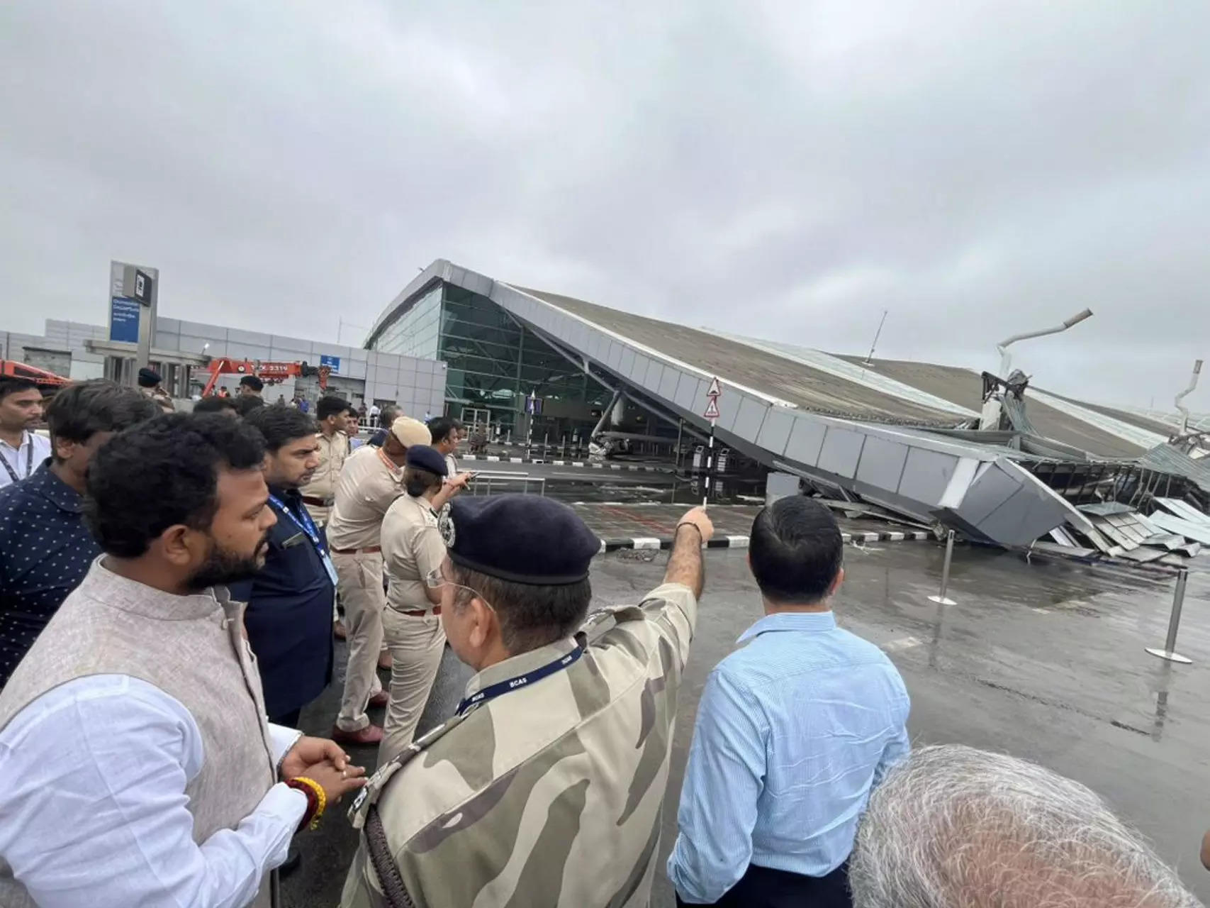 <p>**EDS: IMAGE VIA @RamMNK ON JUNE 28, 2024** Civil Aviation Minister K Rammohan Naidu visits the Delhi airport after a portion of the roof of the Terminal-1 collapsed amid heavy rain, in New Delhi. (PTI Photo)(</p>