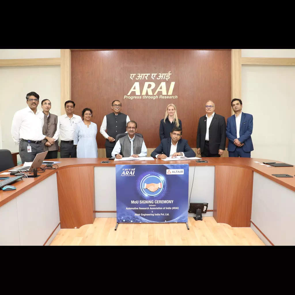 <p>Reji Mathai, director, ARAI and Vishwanath Rao, Managing Director, Altair India-GCC-ANZ signing MoU</p>