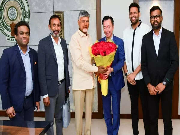 <p>Andhra Pradesh Chief Minister N Chandrababu Naidu on Wednesday met VinFast Chief Executive Officer (CEO) Pham Sanh Chau. </p>