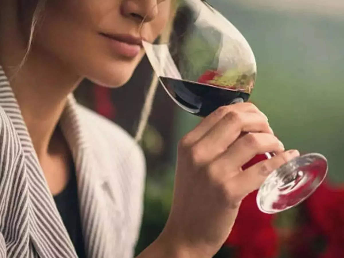 Health benefits of moderate alcohol drinking based on 'flawed research': Study, ET HealthWorld