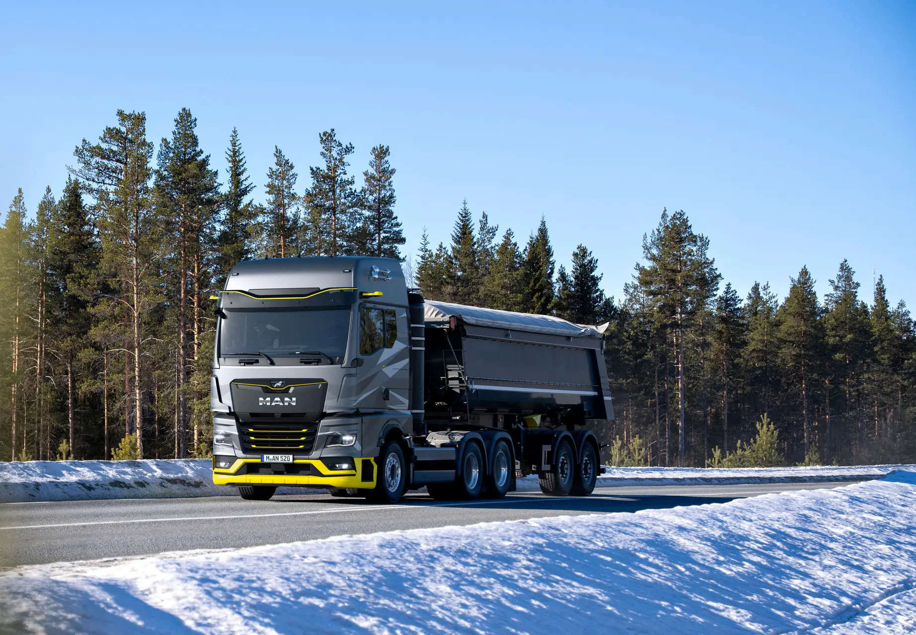 <p> Using hydrogen fuel cells to generate electricity reduces the weight and extends the range of trucks, but switching to this technology is expensive as companies need to design new truck systems.</p>