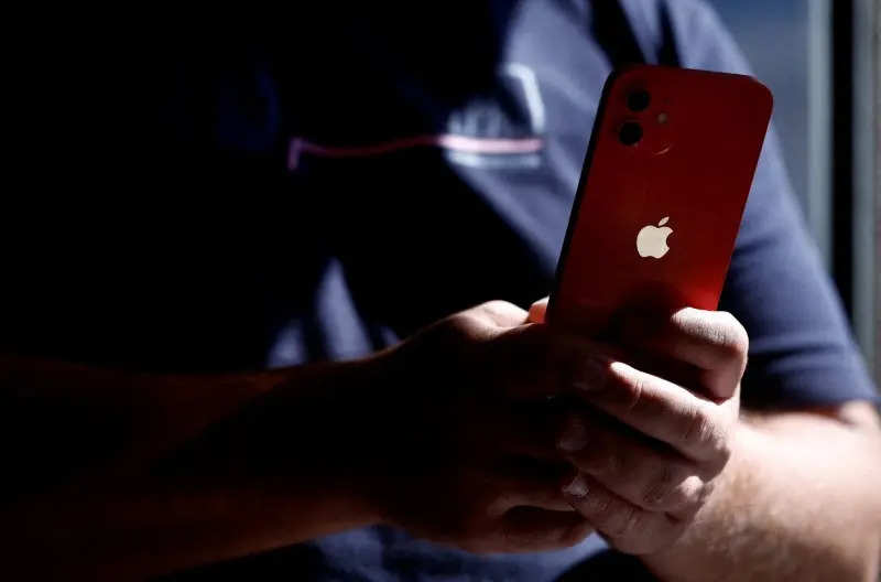 

<p>ARCHIVE PHOTO: A man poses with an Apple iPhone 12 at a mobile phone shop in Nantes, France, September 13, 2023. REUTERS/Stephane Mahe/File photo</p>
<p>“/><figcaption class=