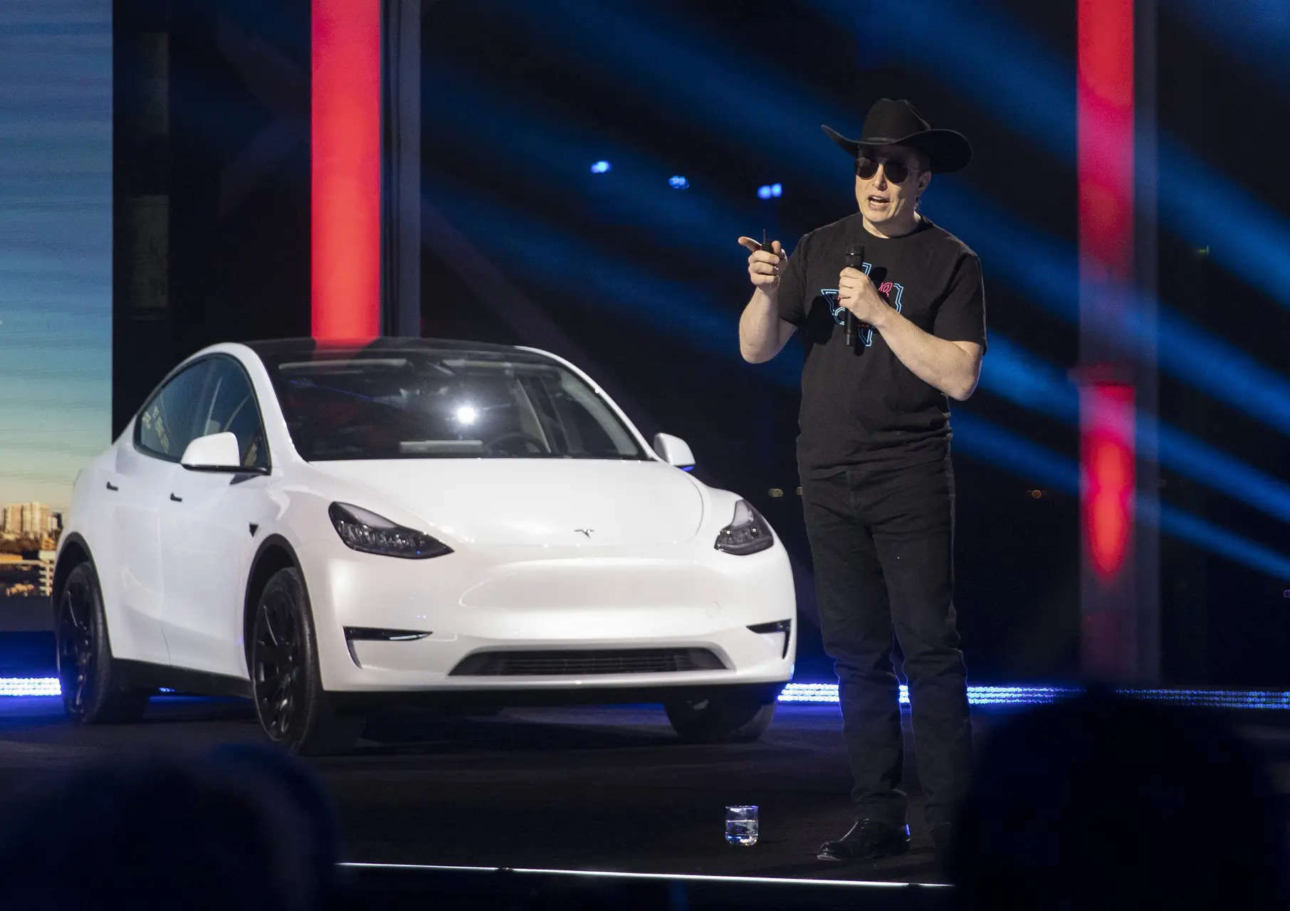 <p>A Tesla equipped with the technology, the company says, can travel from point to point with little human intervention. </p>