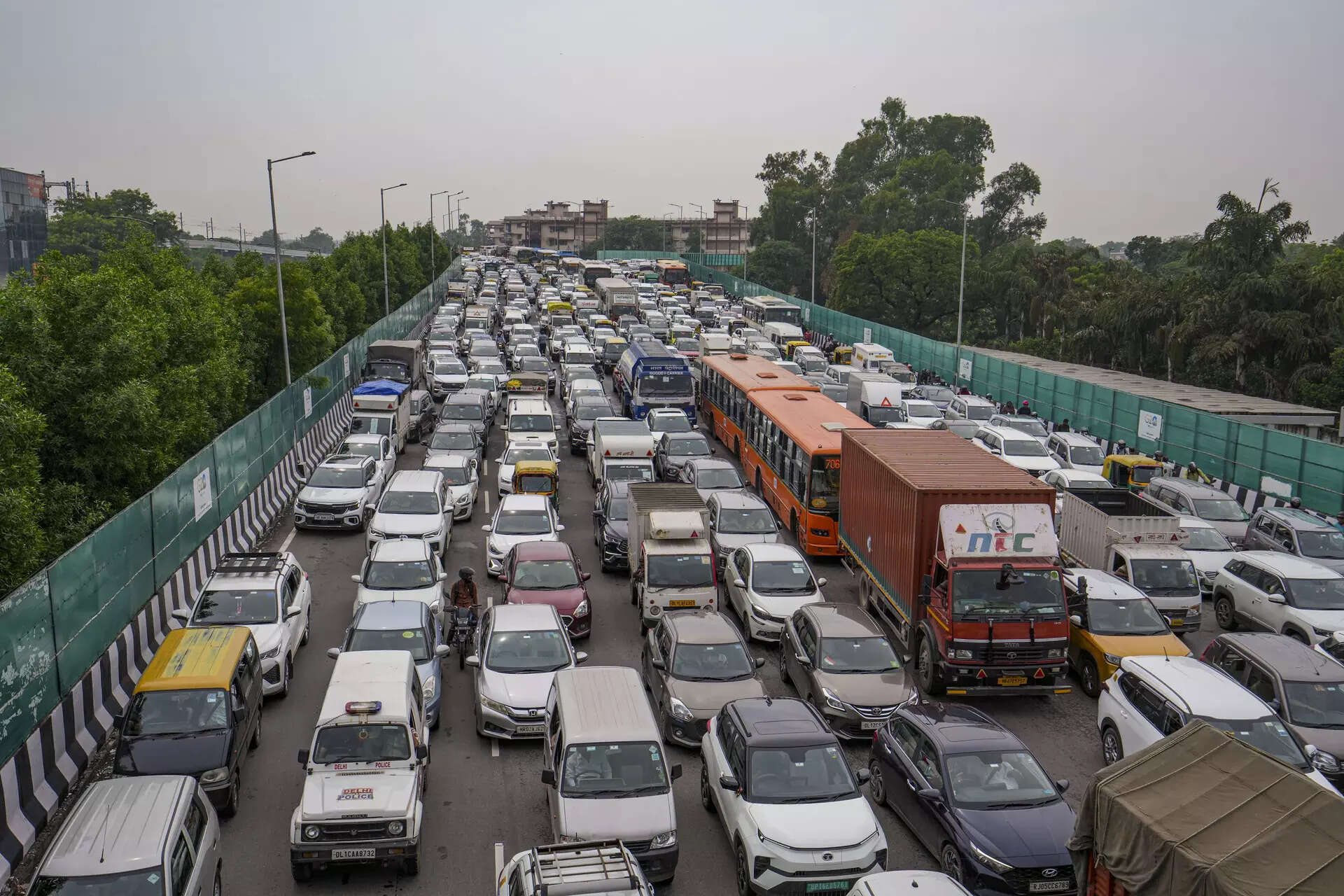 <p>35% to 40% of vehicles are operating without mandatory PUC checks in Bhopal.</p>