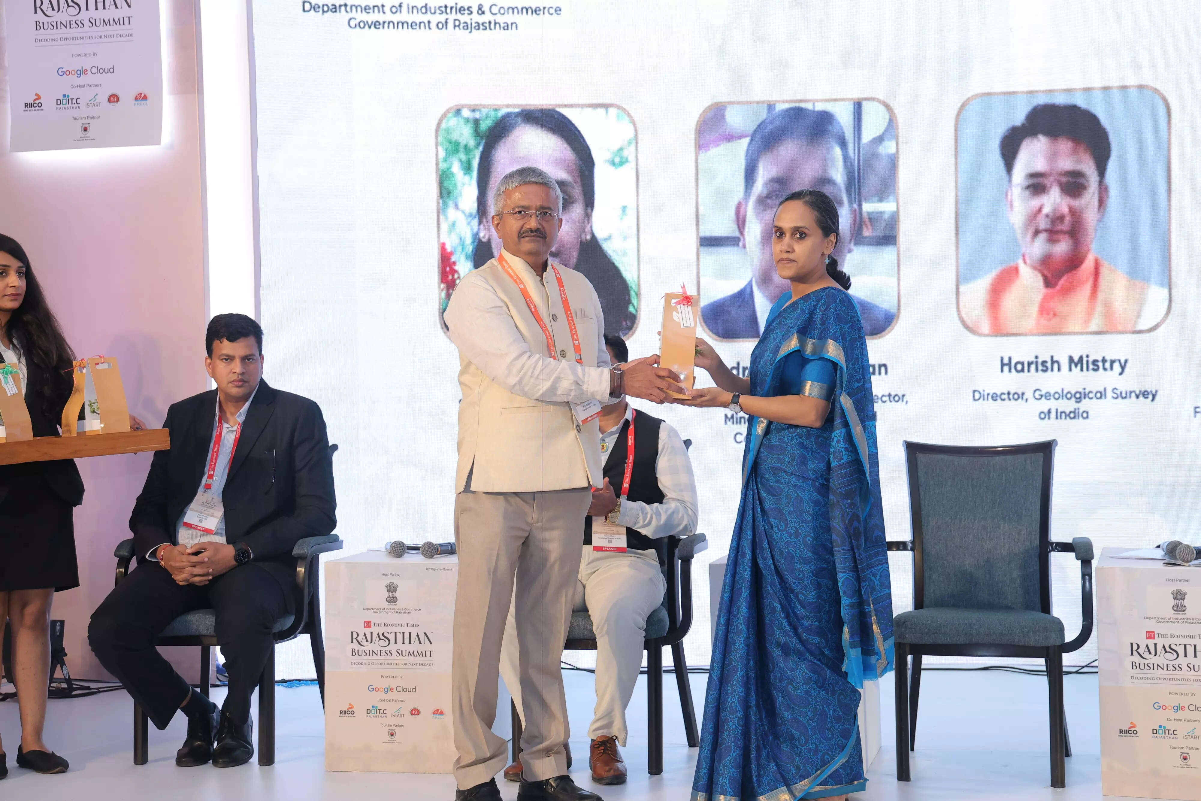 <p>Anandhi, Secretary, Department of Mines & Petroleum, Government of Rajasthan, receiving the momento from the moderator</p>