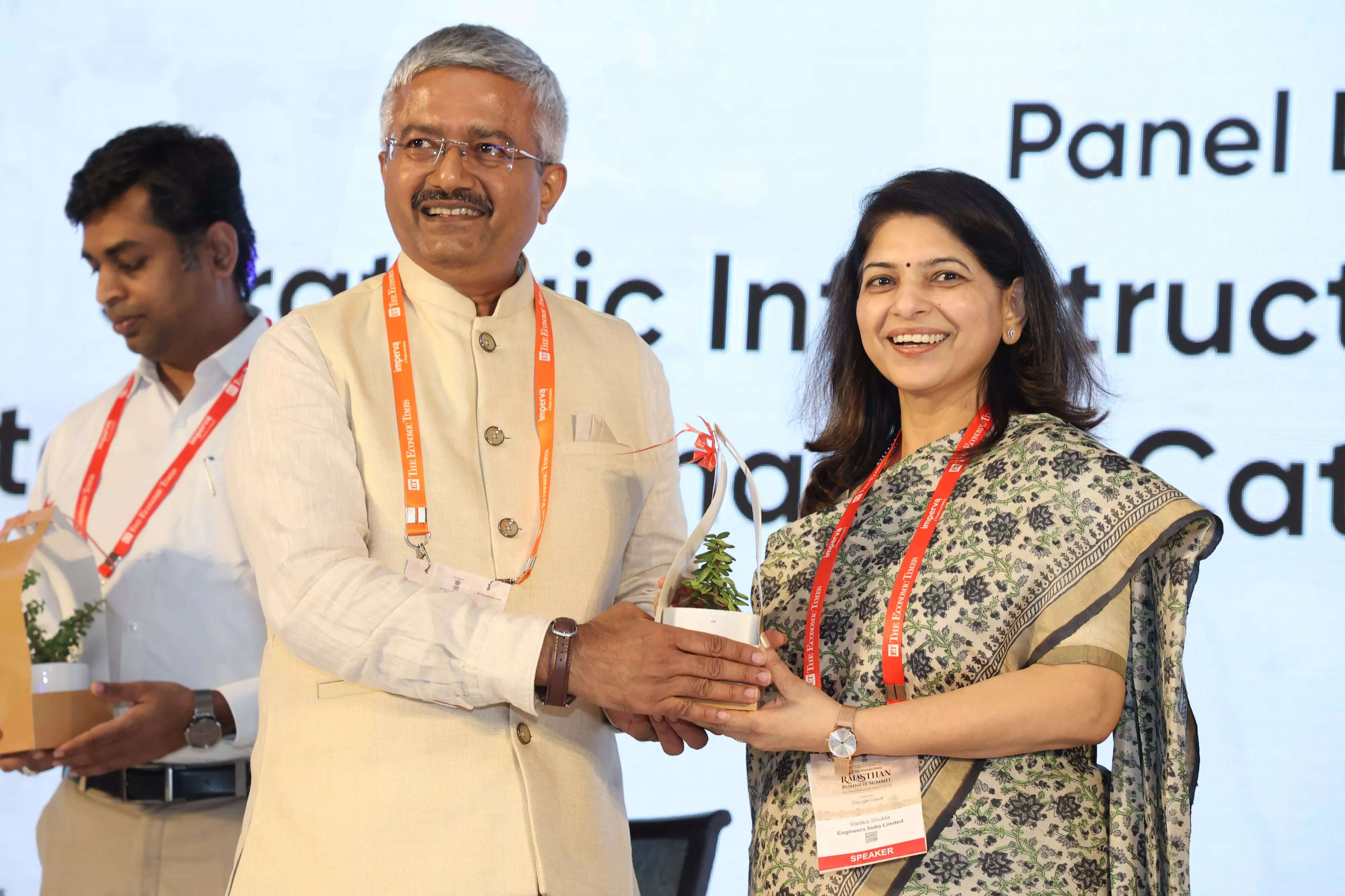 <p>Vartika Shukla, CMD, Engineers India Limited receiving memento from the moderator</p>