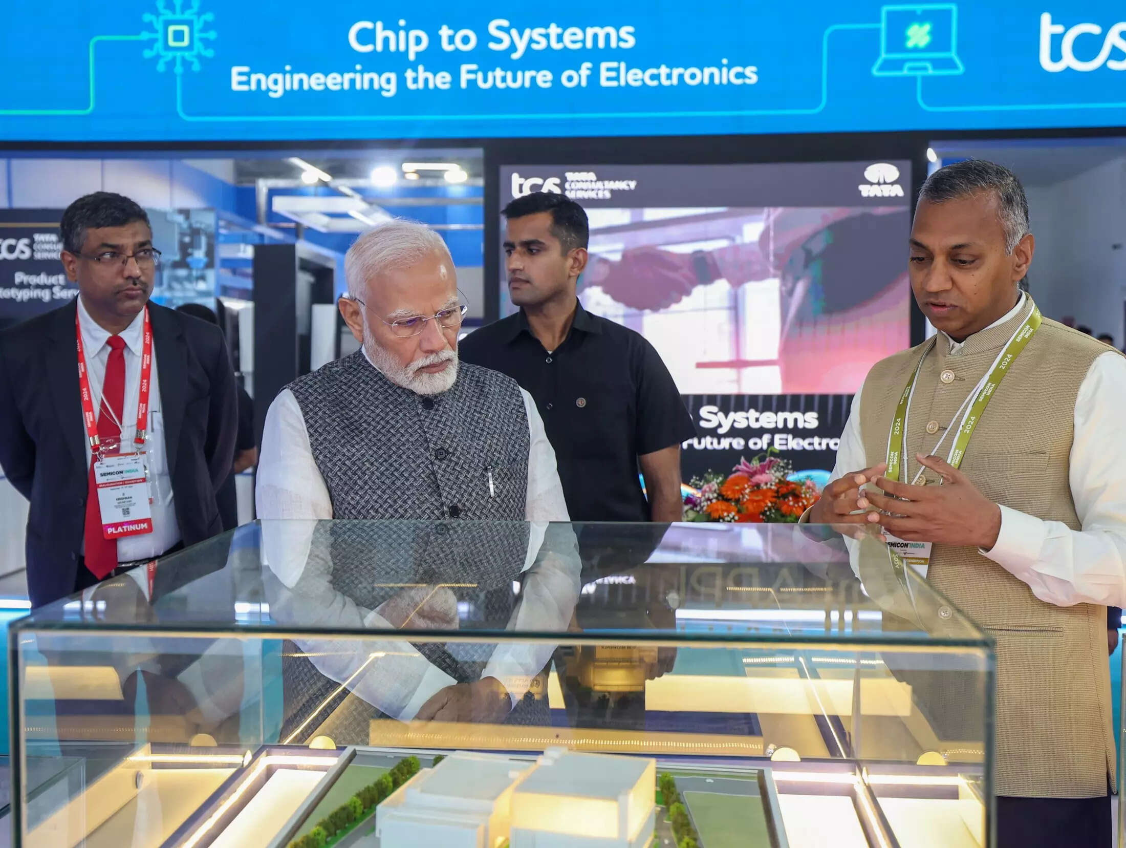 <p>PM Modi visits a stall after inaugurating SEMICON India 2024 at India Expo Mart, Greater Noida, in Uttar Pradesh on Wednesday.</p>