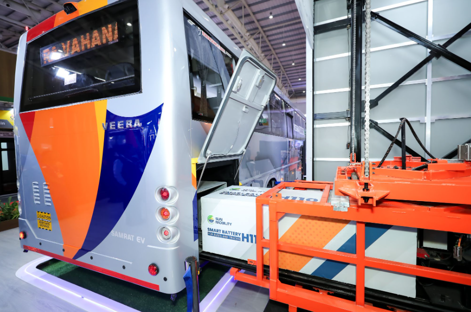 <p><strong> </strong>SUN Mobility demonstrated its modular battery swapping technology for heavy electric vehicles (HEVs) at Prawaas 4.0. </p>