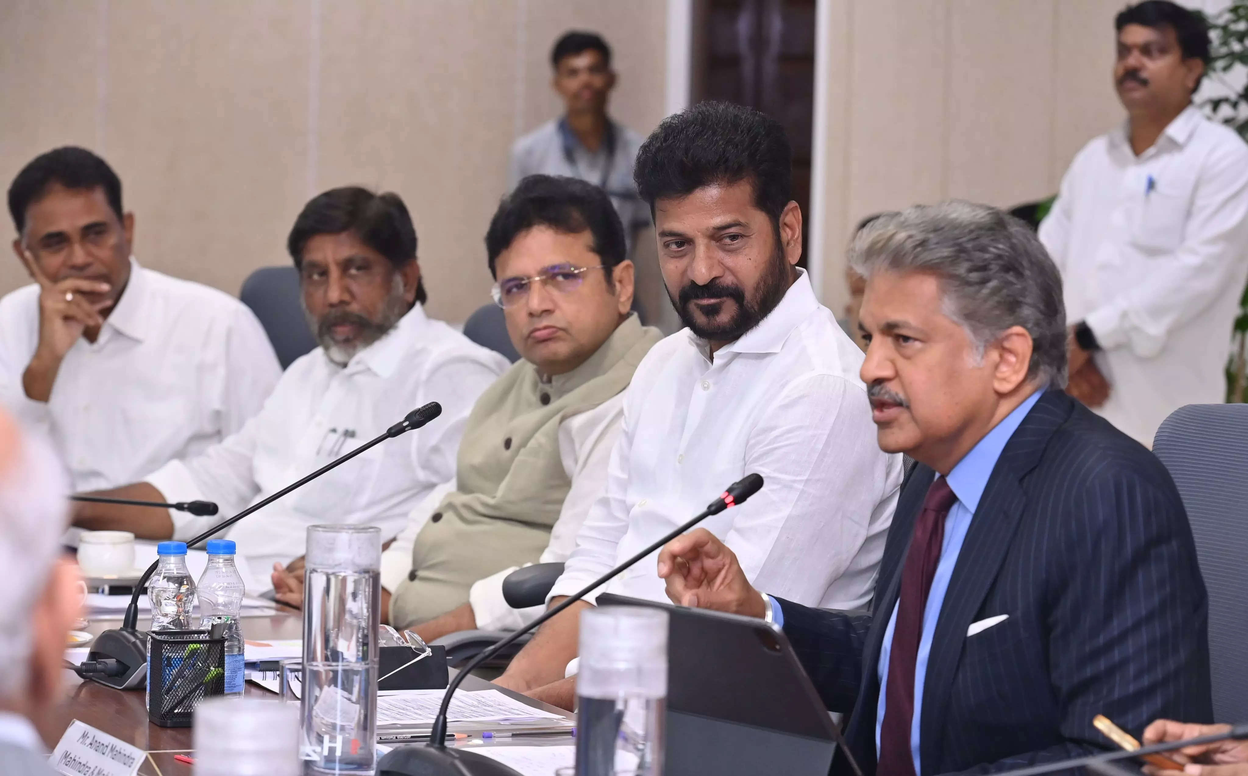 <p>Telangana Chief Minister A. Revanth Reddy, Deputy CM Mallu Bhatti Vikramarka, IT & Industries Minister D. Sridhar Babu and Telangana Young India Skill University Board Chairman Anand Mahindra during a meeting in Hyderabad on Thursday.</p>