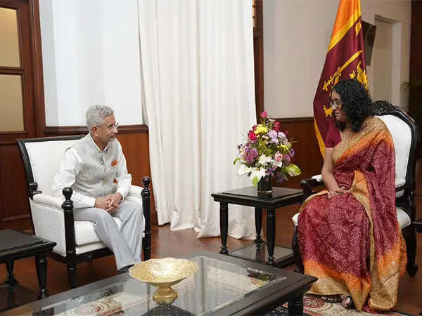 <p>External Affairs Minister S. Jaishankar with Sri Lankan PM Harini Amarasuriya during discussions in Colombo on Friday</p>