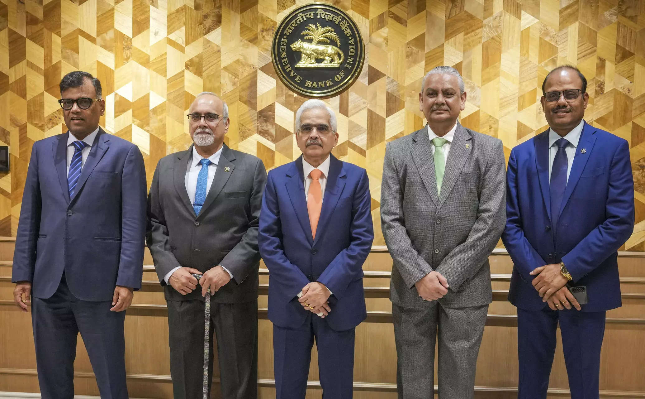 <p>Reserve Bank of India Governor Shaktikanta Das with Deputy Governors Michael Debabrata Patra, M. Rajeshwar Rao, Swaminathan Janakiraman and T. Rabi Sankar arrives to address a press conference at RBI headquarters, in Mumbai.</p>