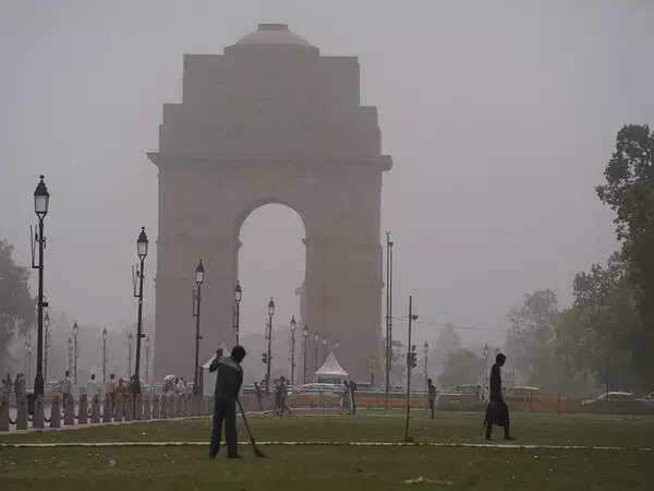<p>Delhi's air quality has seen a decline in the last week, with the AQI consistently falling into the "poor" category.</p>