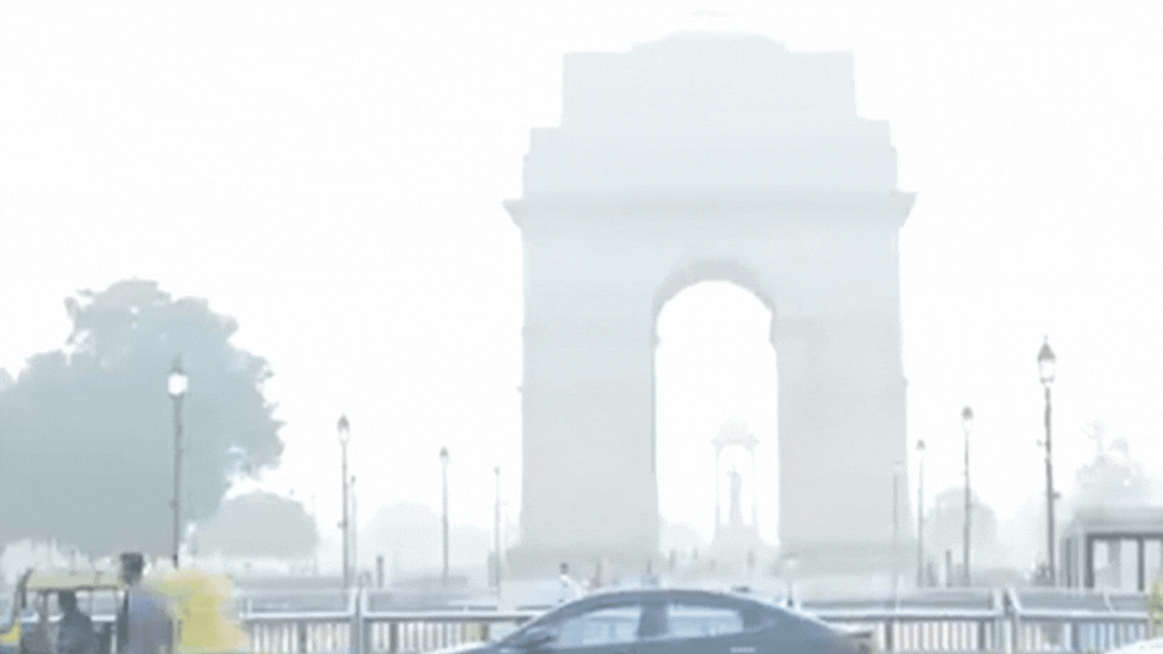 <p>Surrounding areas near India Gate recorded an AQI of 309, categorized as 'Very Poor.'</p>