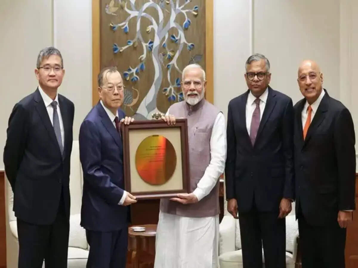 <p>PM Modi meets the leadership team of Tata Sons and Taiwanese giant PSMC</p>