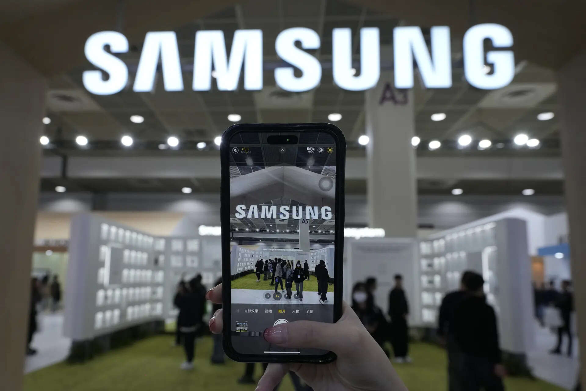 <p>Samsung's semiconductor division earned 3.86 trillion won ($2.8 billion) in operating profit during the quarter.</p>