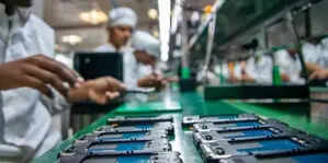 

<p>नई दिल्ली, 23 नवंबर (आईएएनएस) इलेक्ट्रॉनिक्स उत्पादों, विशेष रूप से मोबाइल फोन के मजबूत स्थानीय विनिर्माण से उत्साहित सरकार कथित तौर पर जल्द ही घरेलू कंपनियों को गहन घटकों के निर्माण के लिए अरबों डॉलर के प्रोत्साहन देने की योजना बना रही है।</p>
<p>“/><figcaption class=
