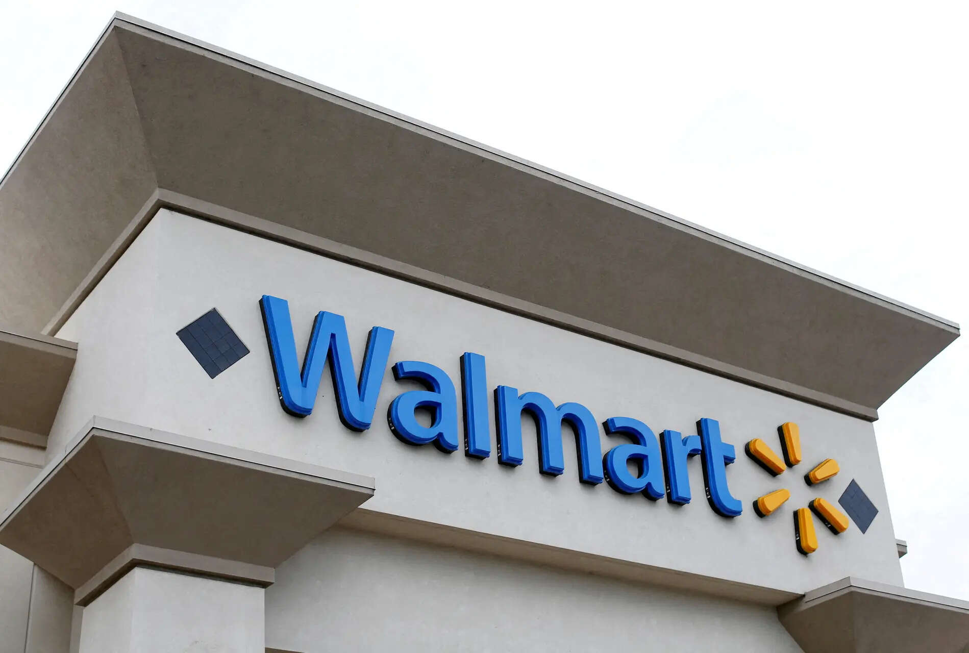 <p>FILE PHOTO: A Walmart store is seen in Encinitas, California April 13, 2016.  REUTERS/Mike Blake/File Photo</p>