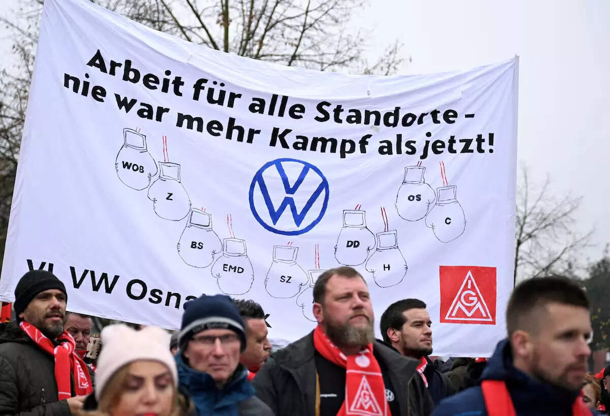 <p>The renewed walk-out was timed to coincide with the next round of negotiations between unions and management over VW's savings plans.</p>