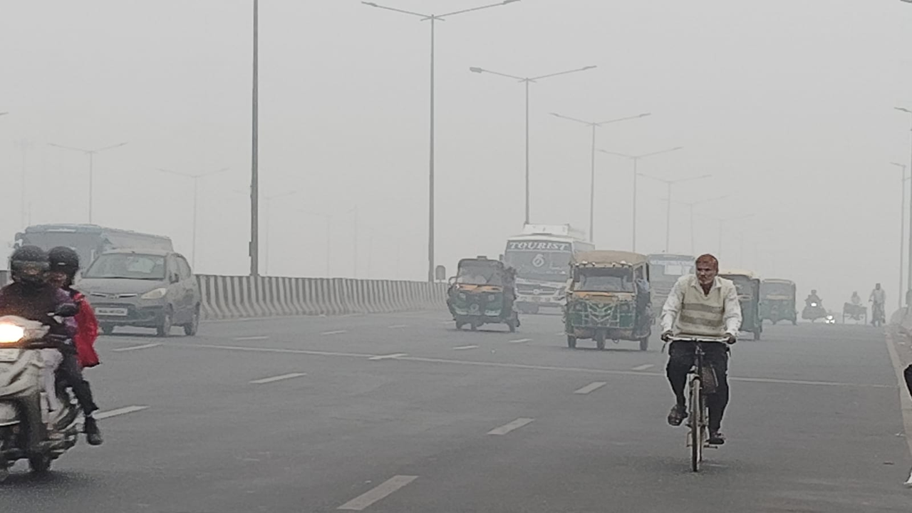 <p>At a review meeting, the Commission for Air Quality Management (CAQM) noted that Delhi's air quality index (AQI) breached the 350 mark on Monday afternoon.</p>