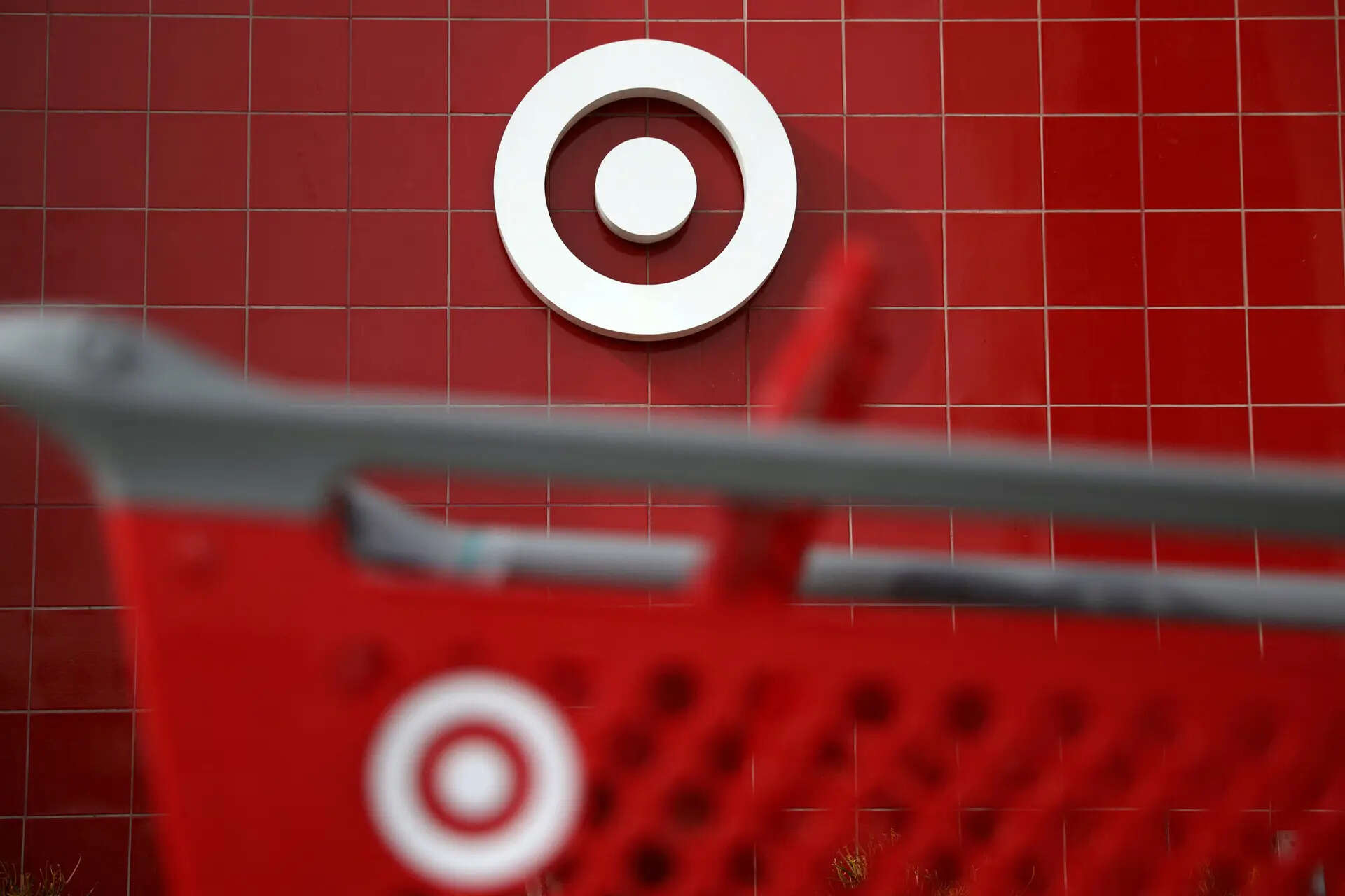 <p>FILE PHOTO: A Target shopping cart is seen in front of a store logo in Azusa, California U.S. REUTERS/Lucy Nicholson/File Photo</p>