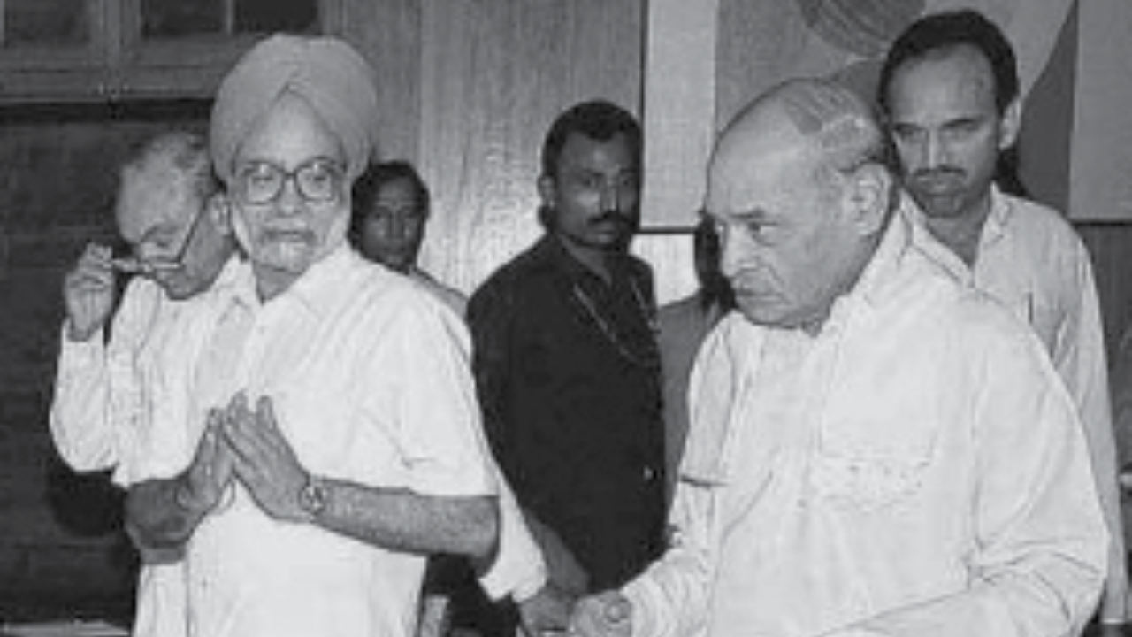 <p>Dr. Manmohan Singh and P. V. Narasimha Rao</p>