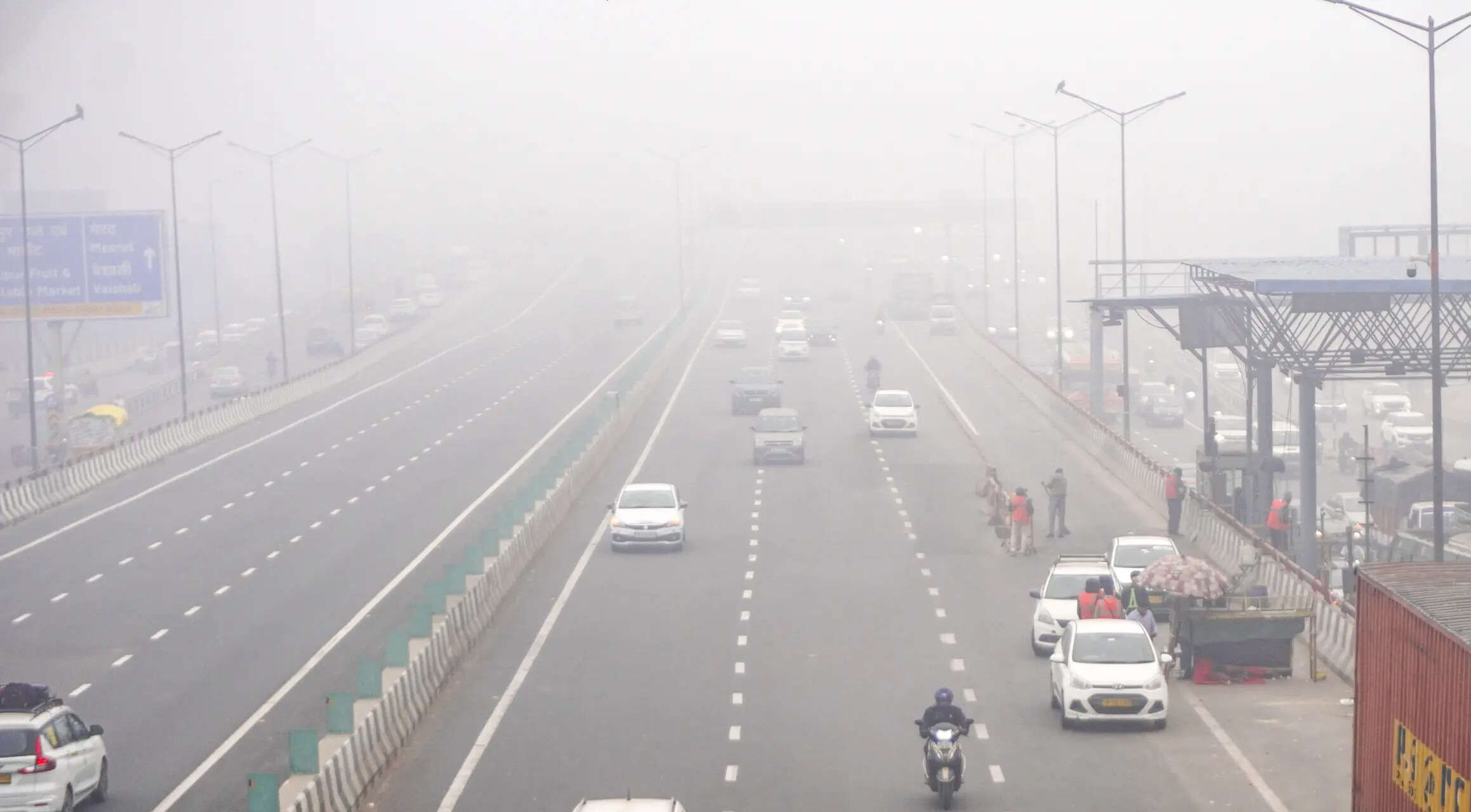 <p>The air quality in Delhi has worsened, falling into the 'severe' category. </p>