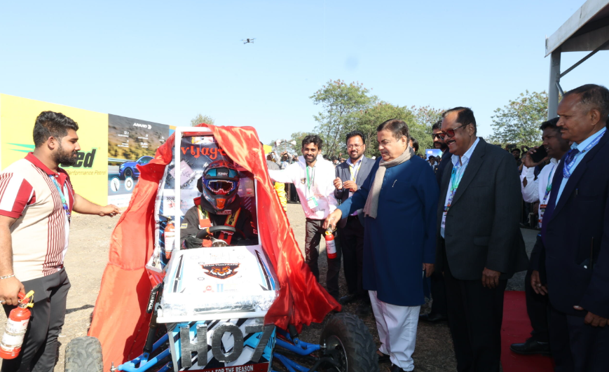 <p>Gadkari praised BAJA SAEINDIA for preparing engineering students for the industry. </p>