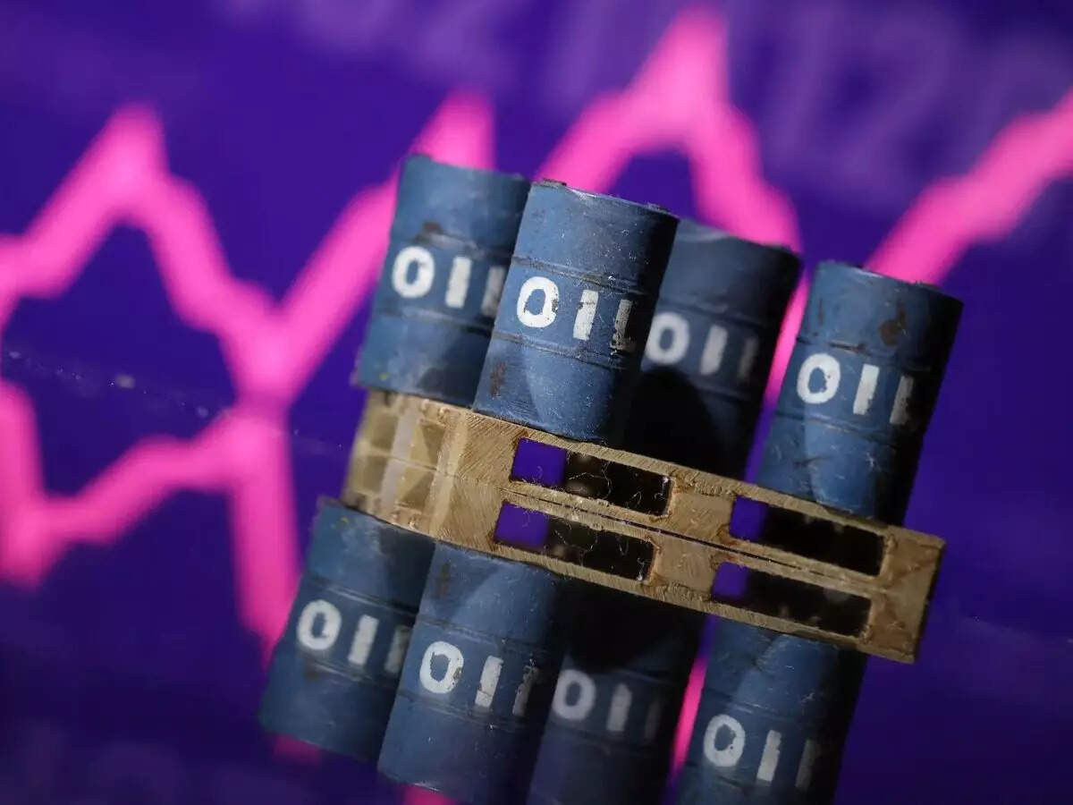 <p>In its report, the EIA expects Brent prices to fall 8% to average USD 74 a barrel in 2025, then fall further to USD 66 a barrel in 2026, while WTI will average USD 70 in 2025 and fall to USD 62 next year.</p>