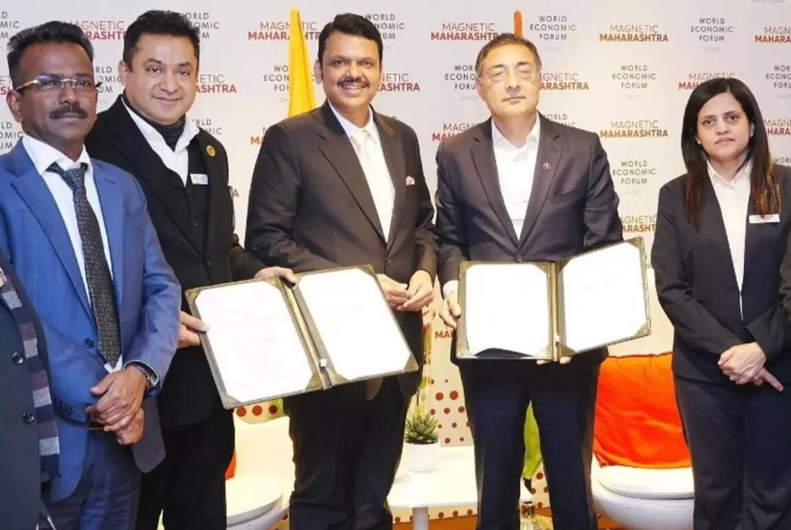 <p>Maharashtra chief minister Devendra Fadnavis (center) during an MoU signing event at WEF in Davos.</p>